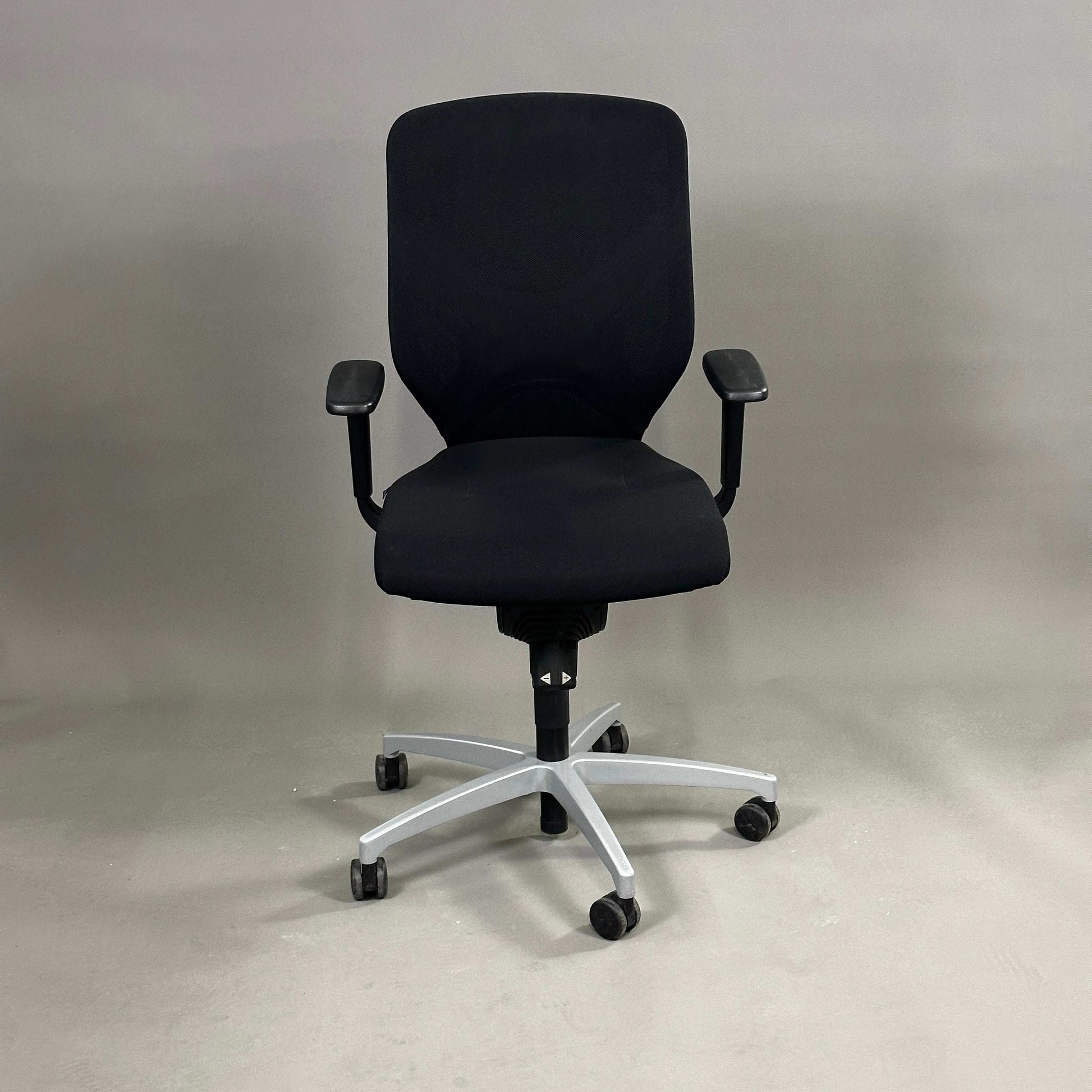 Wilkhahn IN 184/7 ergonomischer Bürostuhl schwarz mit silbernem Metallfußkreuz und höhenverstellbaren 3D-Armlehnen
