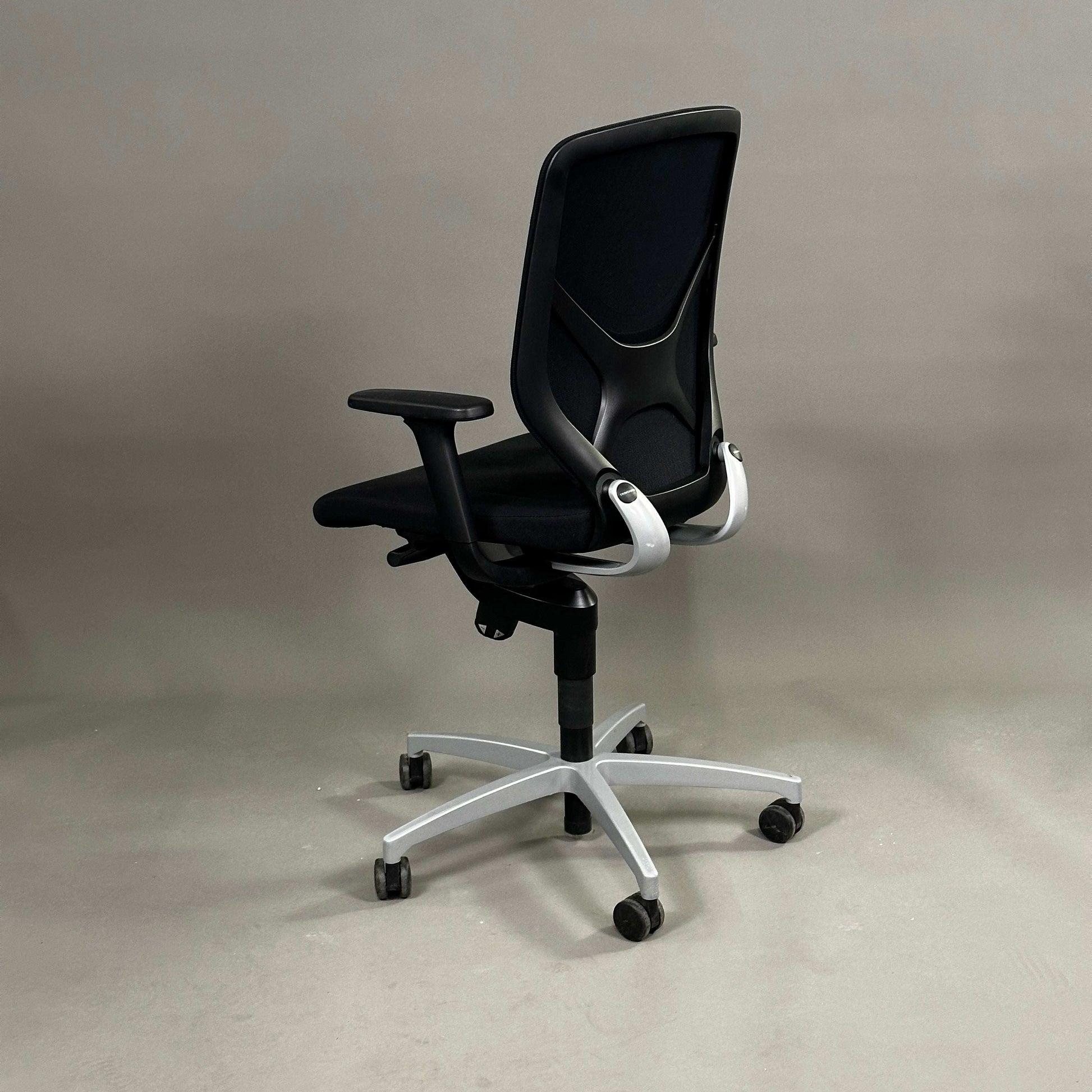 Wilkhahn IN 184/7 ergonomischer Bürostuhl mit schwarzem Netzstoff, silbernem Metallfußkreuz und 3D-Armlehnen