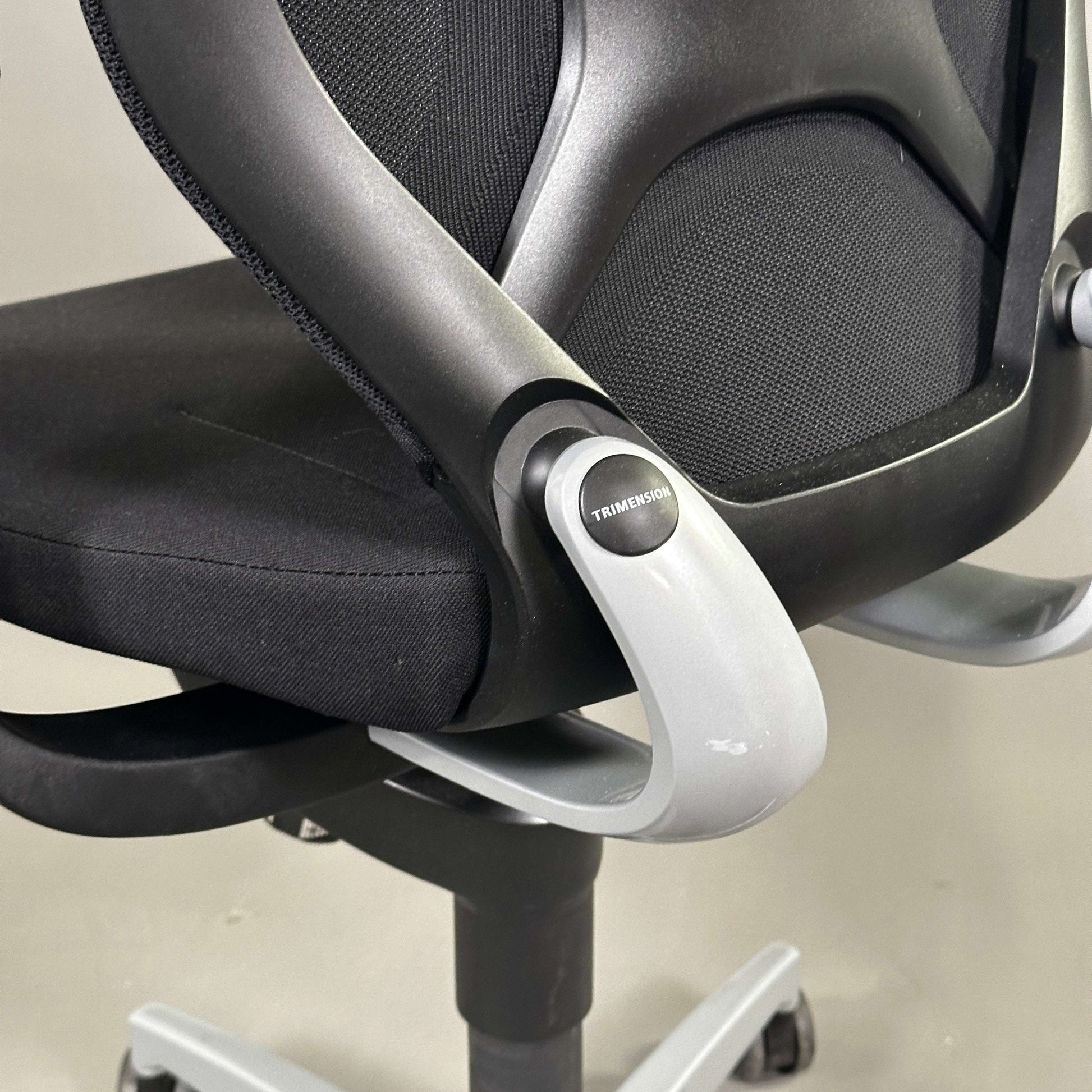 Wilkhahn IN 184/7 ergonomischer Bürostuhl mit schwarzem Netzstoff, silbernem Metallfußkreuz und verstellbaren 3D-Armlehnen