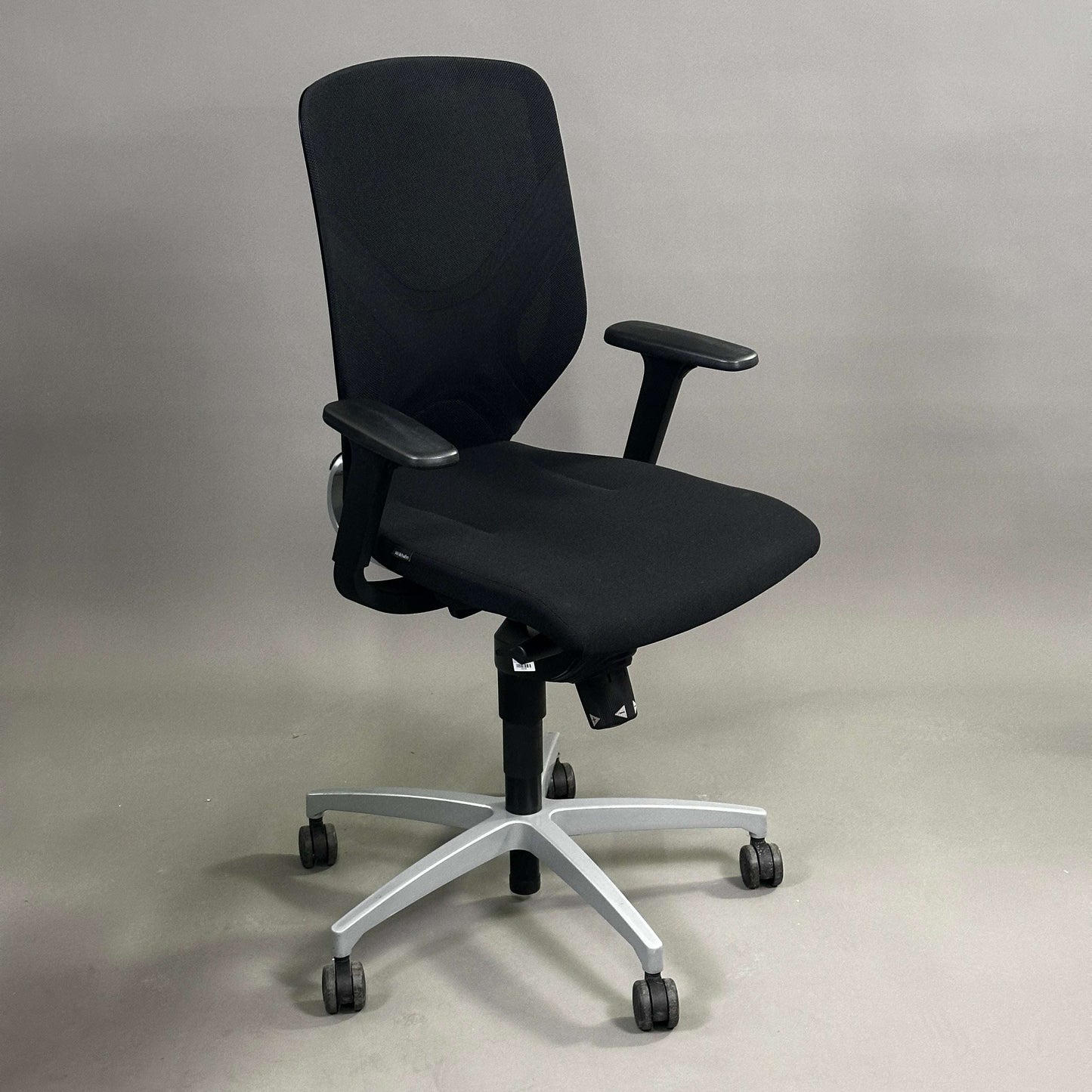 Wilkhahn IN 184/7 ergonomischer Bürostuhl mit schwarzem Netzstoffbezug und silbernem Metallfußkreuz