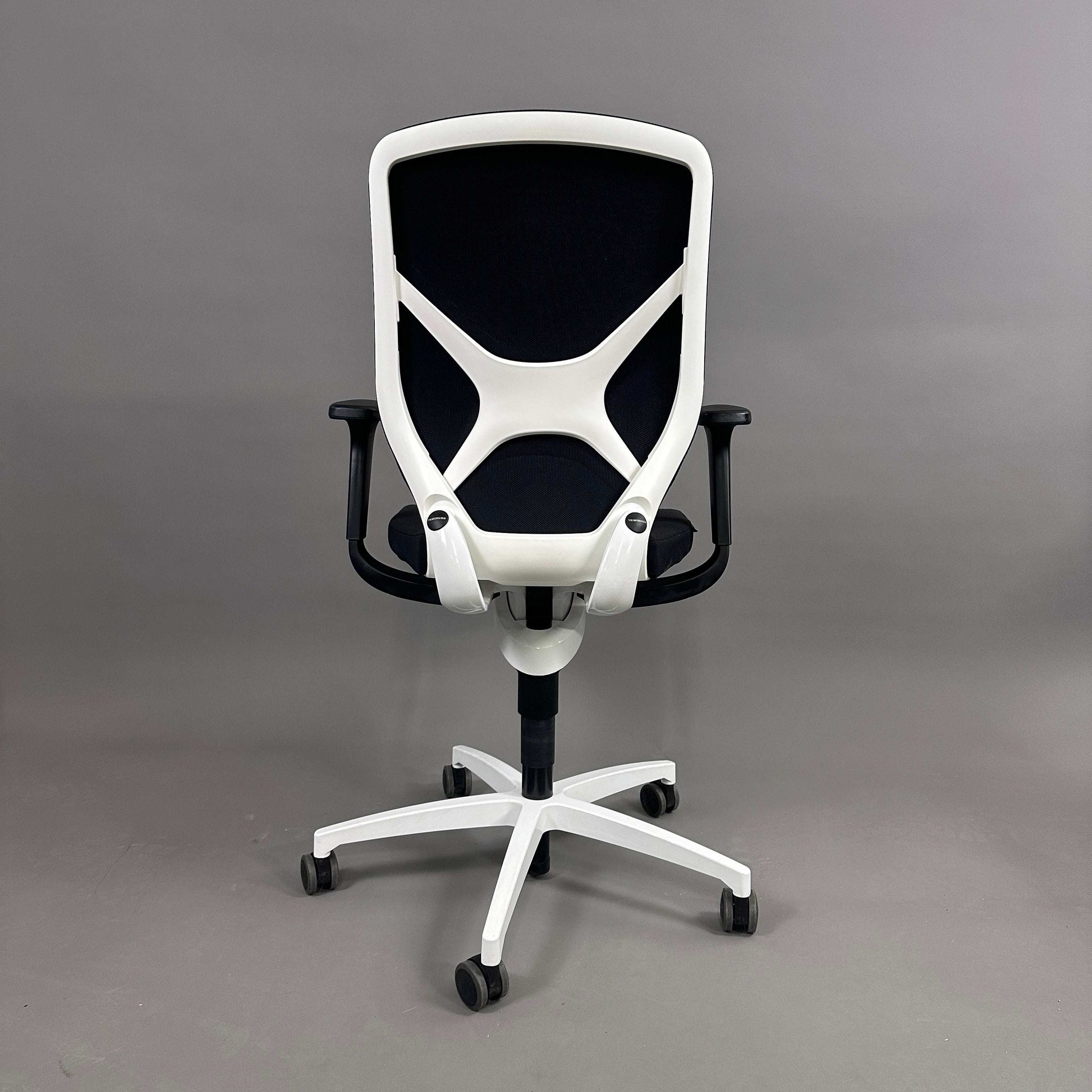 Wilkhahn IN 184/7 ergonomischer Bürostuhl mit schwarzem Stoffbezug und weißem Kunststofffußkreuz, höhenverstellbar mit 3D-Vorwärtsneigung und Lordosenstütze
