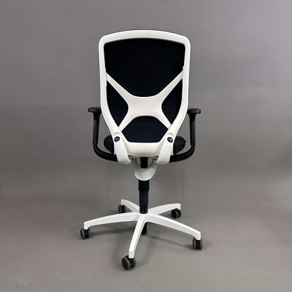 Wilkhahn IN 184/7 ergonomischer Bürostuhl mit schwarzem Stoffbezug und weißem Kunststofffußkreuz, höhenverstellbar mit 3D-Vorwärtsneigung und Lordosenstütze