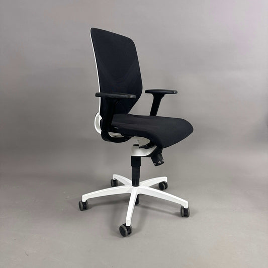 Wilkhahn IN 184/7 ergonomischer Bürostuhl schwarz mit weißem Kunststoff-Fußkreuz und Universalrollen, höhenverstellbar mit Lordosenstütze und Armlehnen
