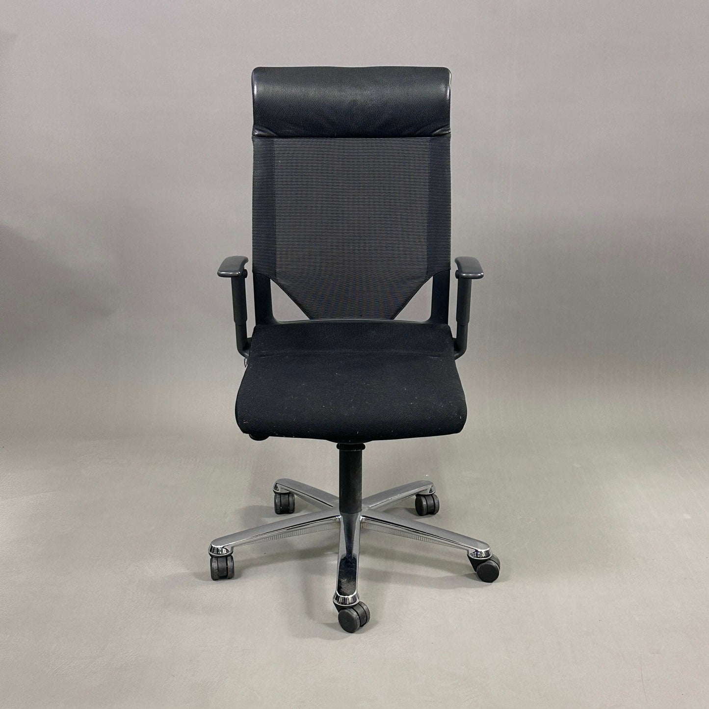 Wilkhahn Modus 274/7 ergonomischer Bürostuhl mit schwarzem Stoffbezug, Lederkopfteil, Netzrücken und verchromtem Fußkreuz