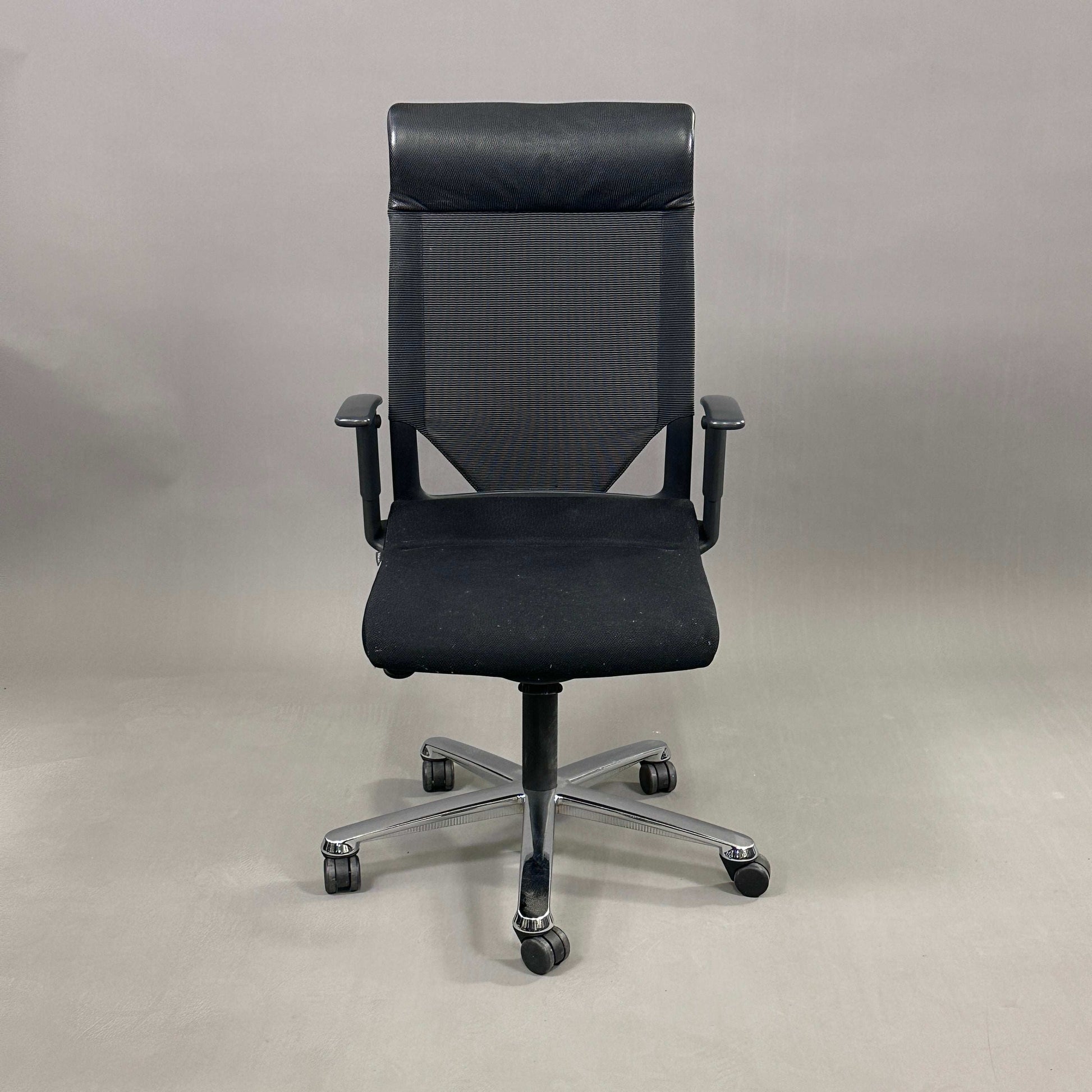 Wilkhahn Modus 274/7 ergonomischer Bürostuhl mit schwarzem Stoffbezug, Lederkopfteil, Netzrücken und verchromtem Fußkreuz