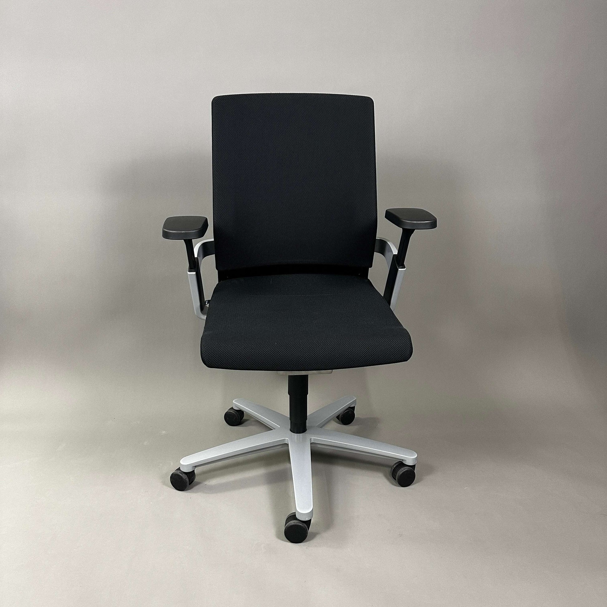 Wilkhahn ON ergonomic office chair with black fabric seat, black mesh backrest, silver coated aluminum base, adjustable height, depth, and armrests