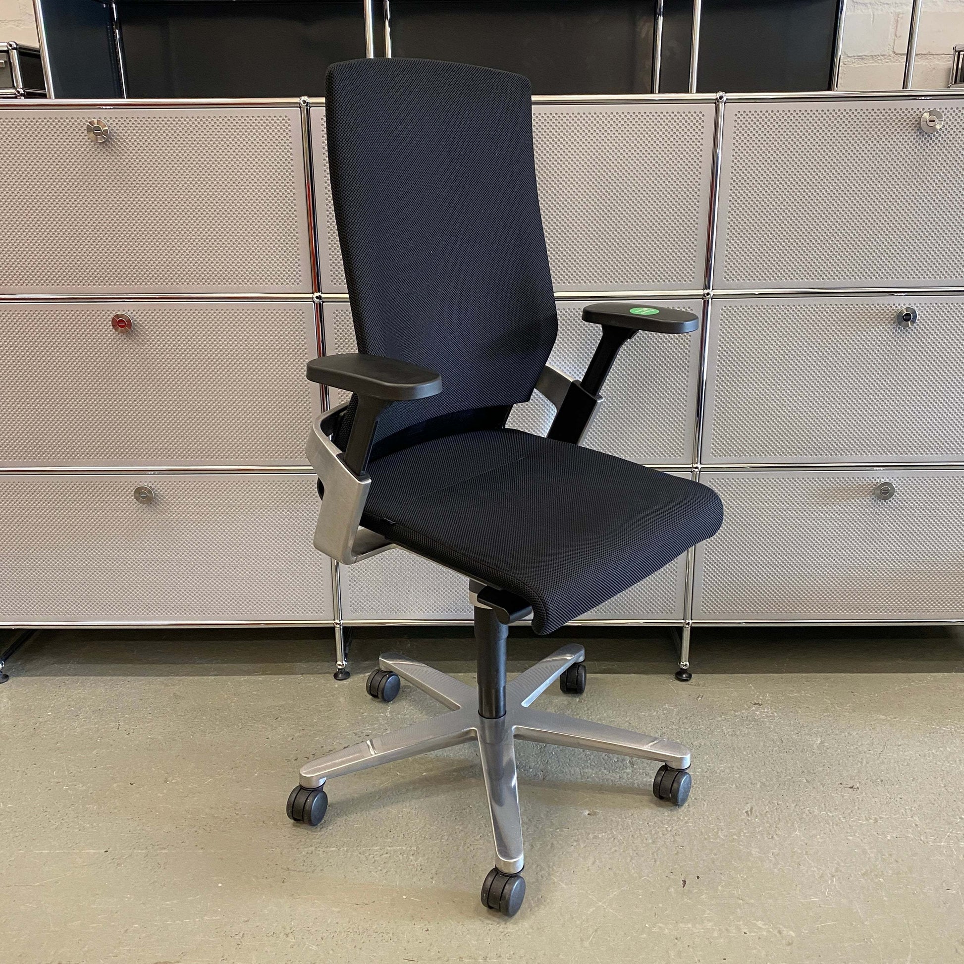 Wilkhahn ON office chair with high backrest, adjustable seat height and depth, lockable and height-adjustable backrest, ergonomic design with Trimension mechanism