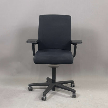 Wilkhahn ON Bürostuhl in Schwarz mit Mesh-Bezug, höhenverstellbar, 2D-Armlehnen und Kunststofffußkreuz
