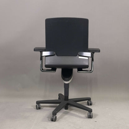 Schwarzer Wilkhahn ON Bürostuhl mit Mesh-Bezug, höhenverstellbarer Rückenlehne und 2D-Armlehnen