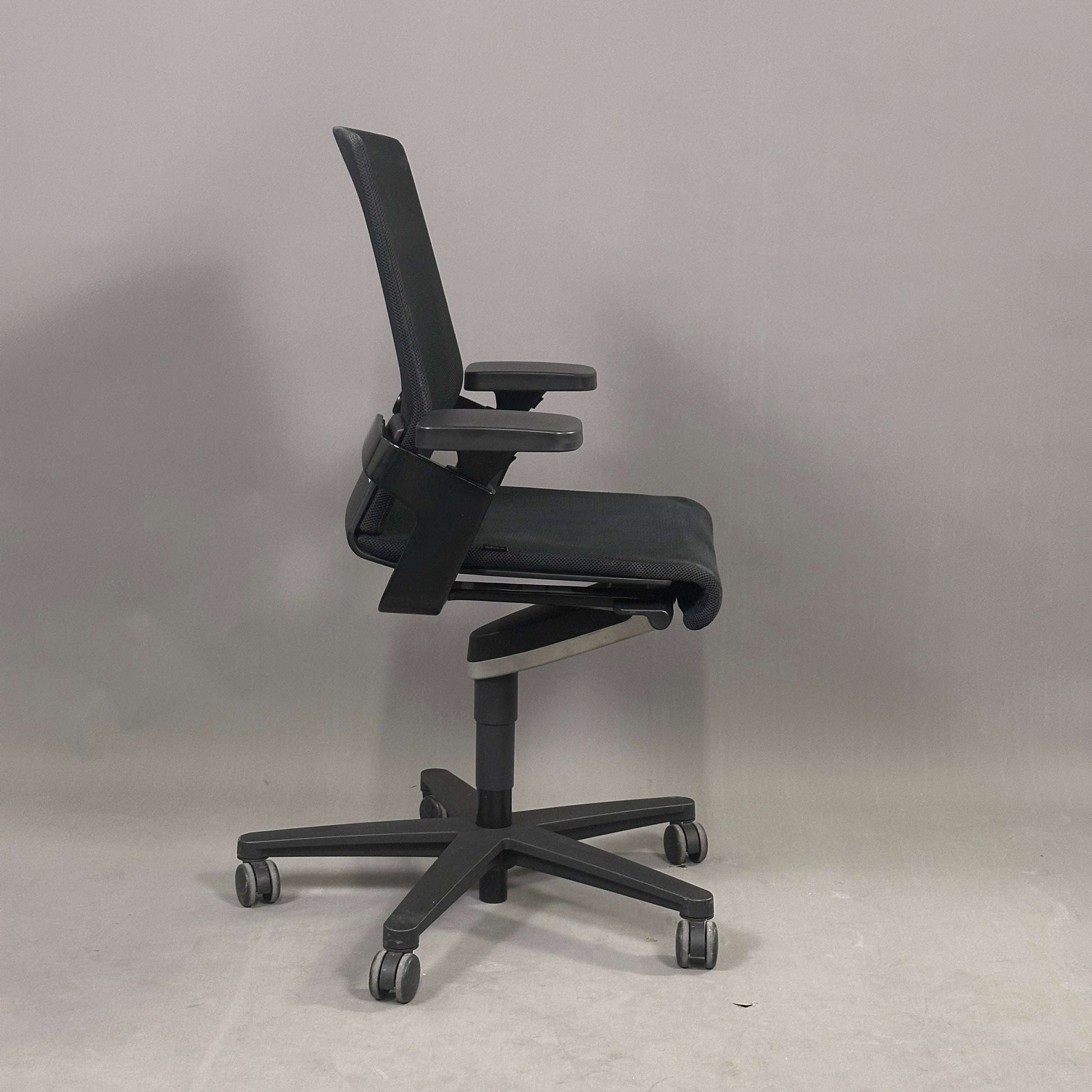 Wilkhahn ON schwarzer ergonomischer Bürostuhl mit Mesh Bezug, höhenverstellbar, neigbarer Rückenlehne und 2D-Armlehnen