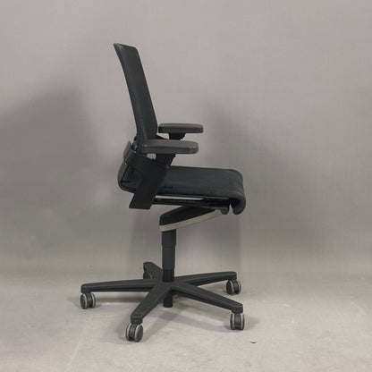 Wilkhahn ON schwarzer ergonomischer Bürostuhl mit Mesh Bezug, höhenverstellbar, neigbarer Rückenlehne und 2D-Armlehnen