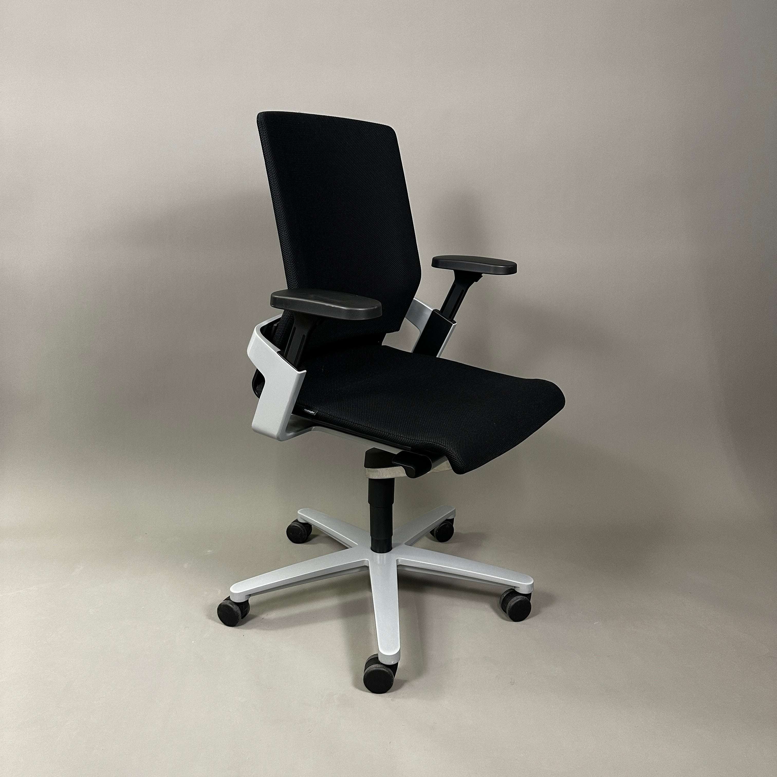 Ergonomic Wilkhahn ON office chair with black fabric seat, mesh backrest, adjustable height and depth, lockable and height-adjustable backrest, silver aluminum base with wheels