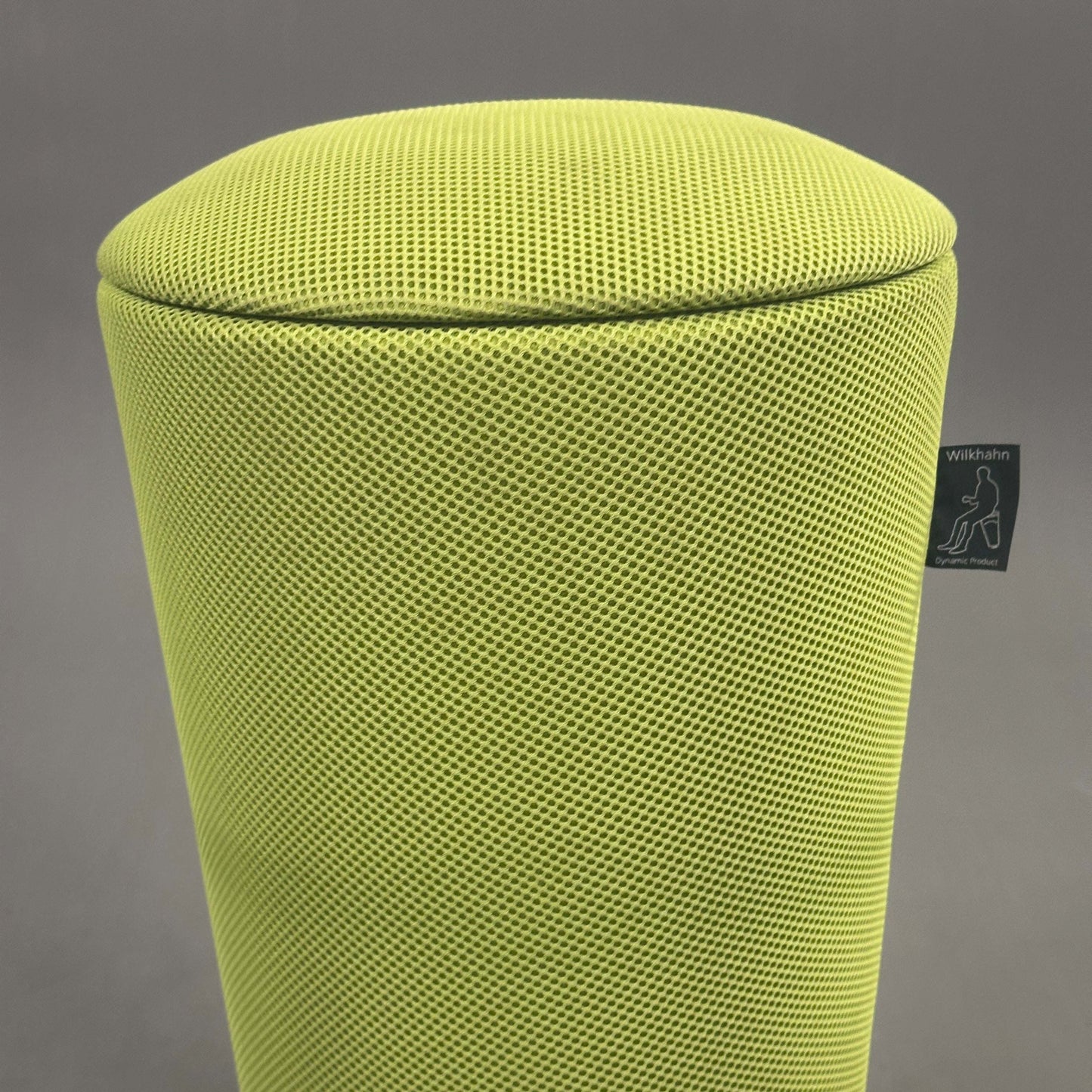 Wilkhahn Stehhilfe Stand Up grün mit abnehmbarem Deckel und Stauraum, moderne Stehhilfe aus Mesh-Gewebe