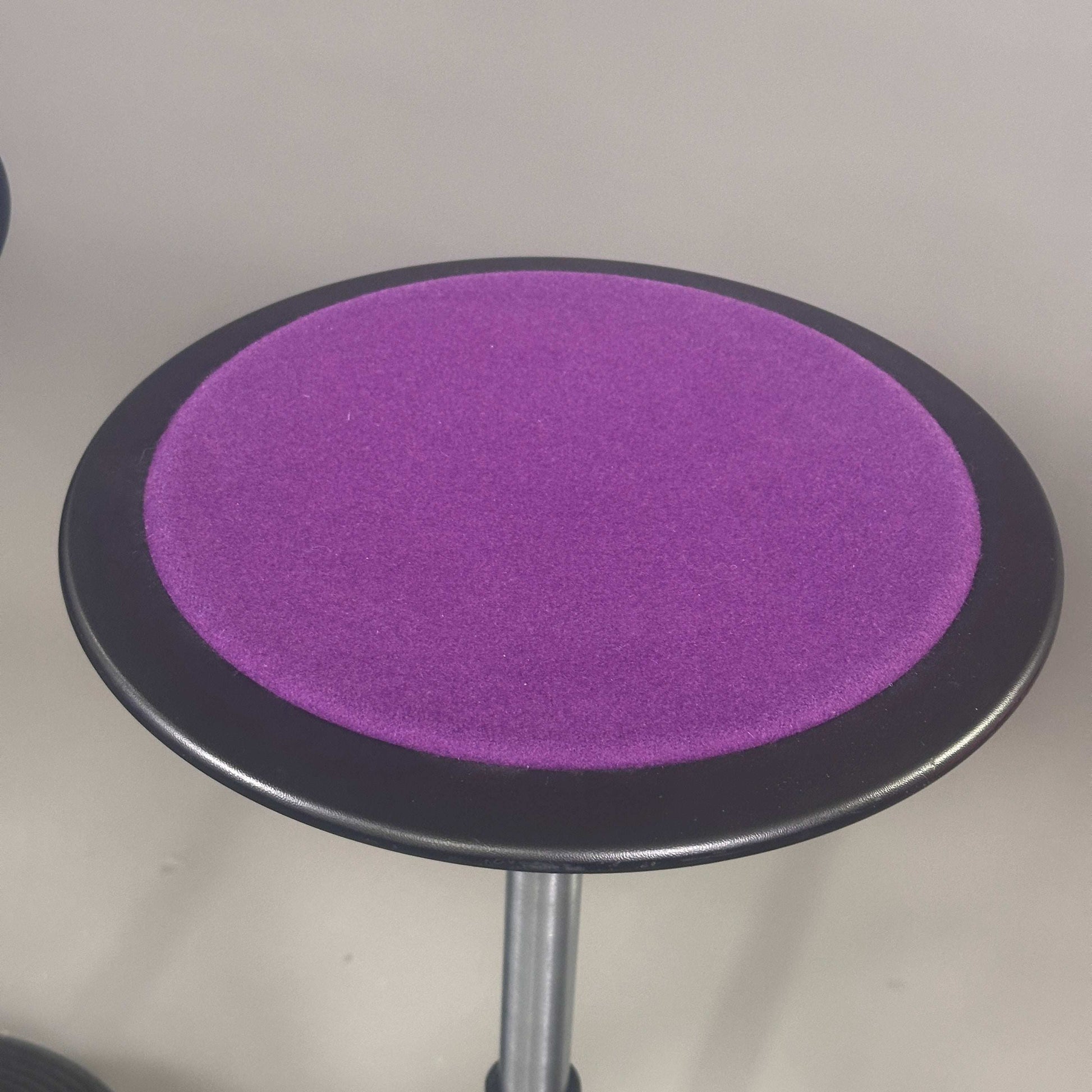 Wilkhahn Stehhilfe Stitz standing aid stool with purple fabric seat and adjustable height