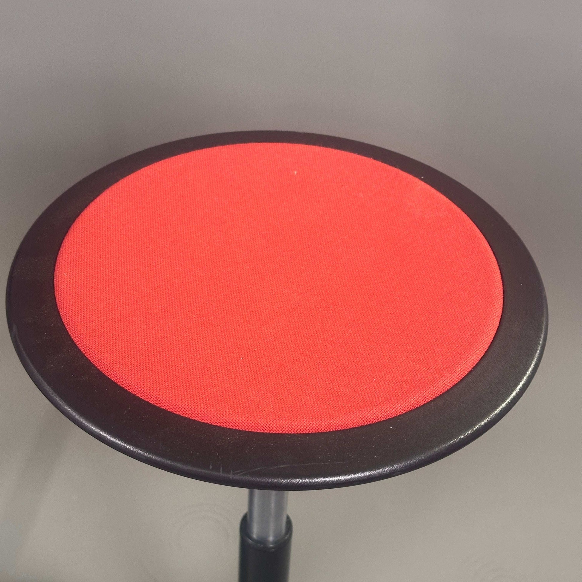Wilkhahn Stehhilfe Stitz standing aid with red fabric seat and adjustable height