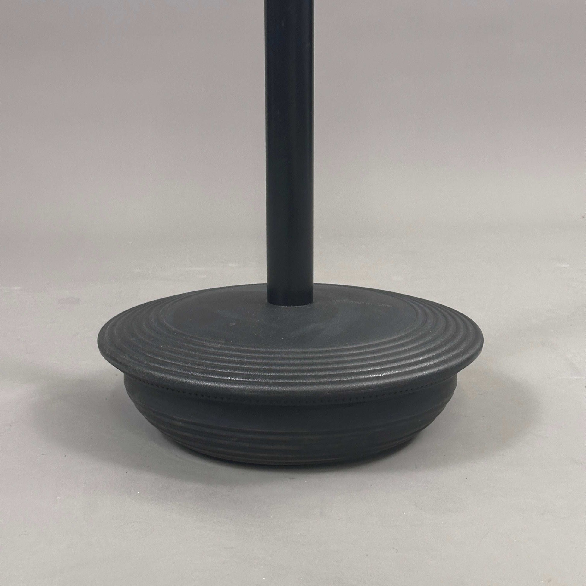 Base of Wilkhahn Stehhilfe Stitz standing aid chair with black adjustable height mechanism
