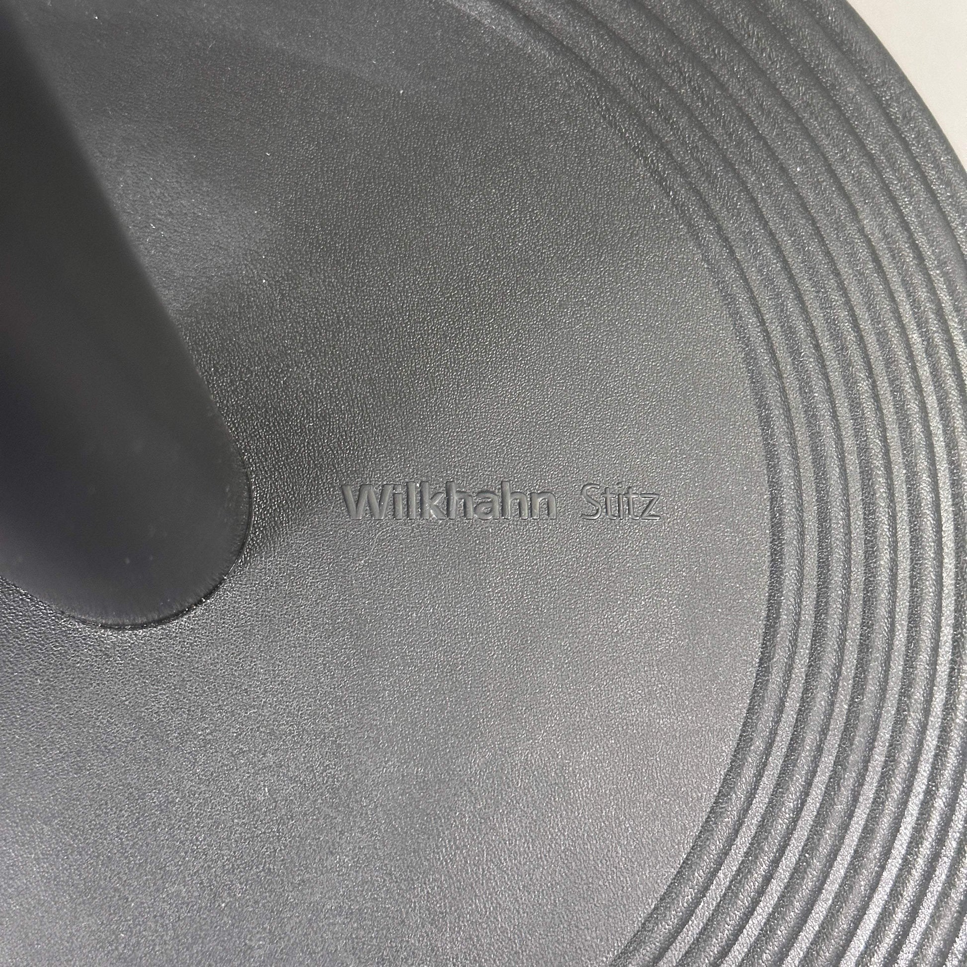 Close-up of Wilkhahn Stehhilfe Stitz standing aid base in black with embossed logo
