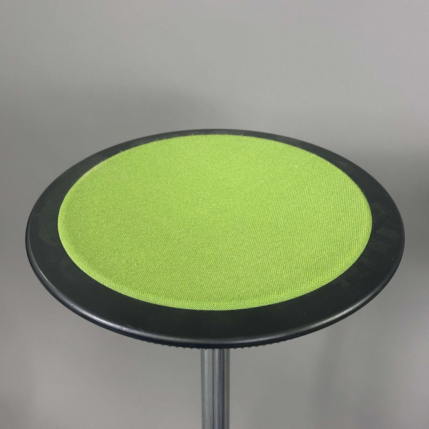 Wilkhahn Stehhilfe Stitz standing aid stool with green fabric seat and adjustable height on black base