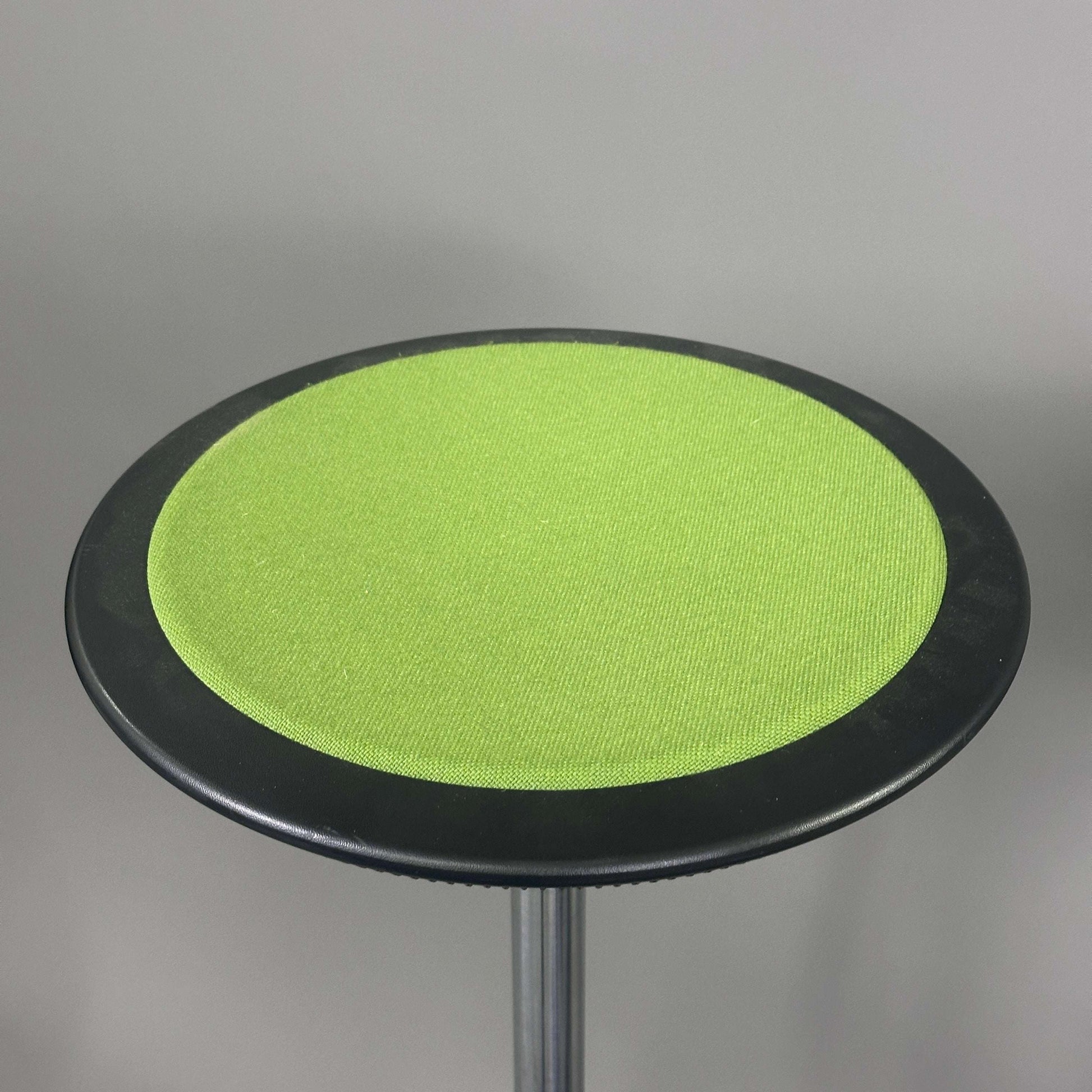 Wilkhahn Stehhilfe Stitz standing aid stool with green fabric seat and adjustable height on black base