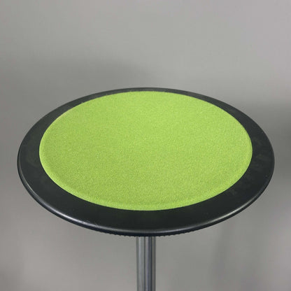 Wilkhahn Stehhilfe Stitz standing aid stool with green fabric seat and adjustable height on black base