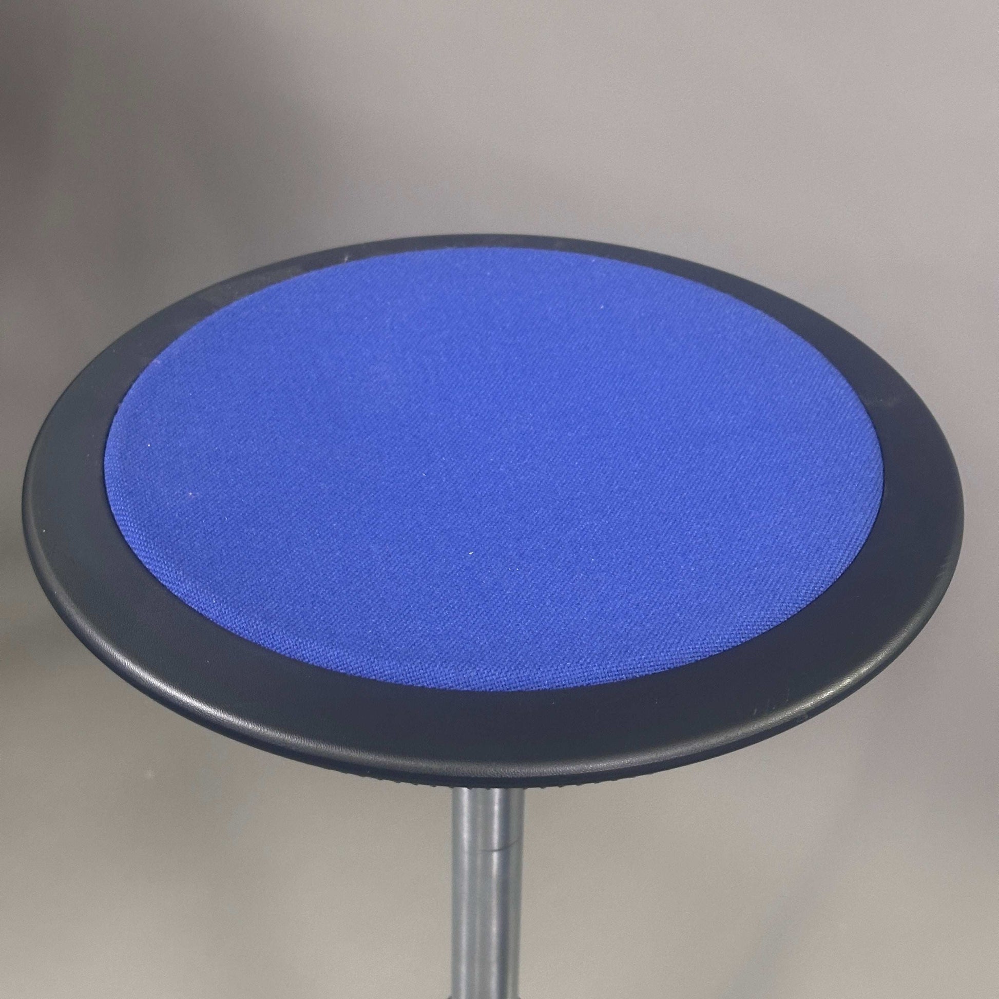 Wilkhahn Stehhilfe Stitz standing aid stool with blue fabric seat and adjustable height between 60 and 83 cm.