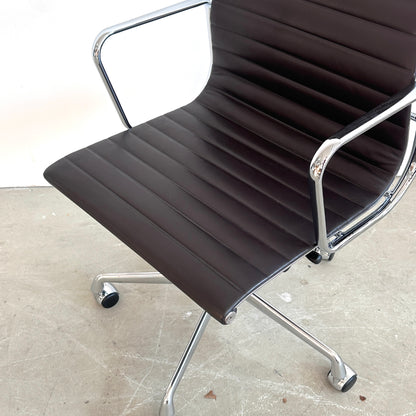 Vitra EA 119 Leder dunkelbraun