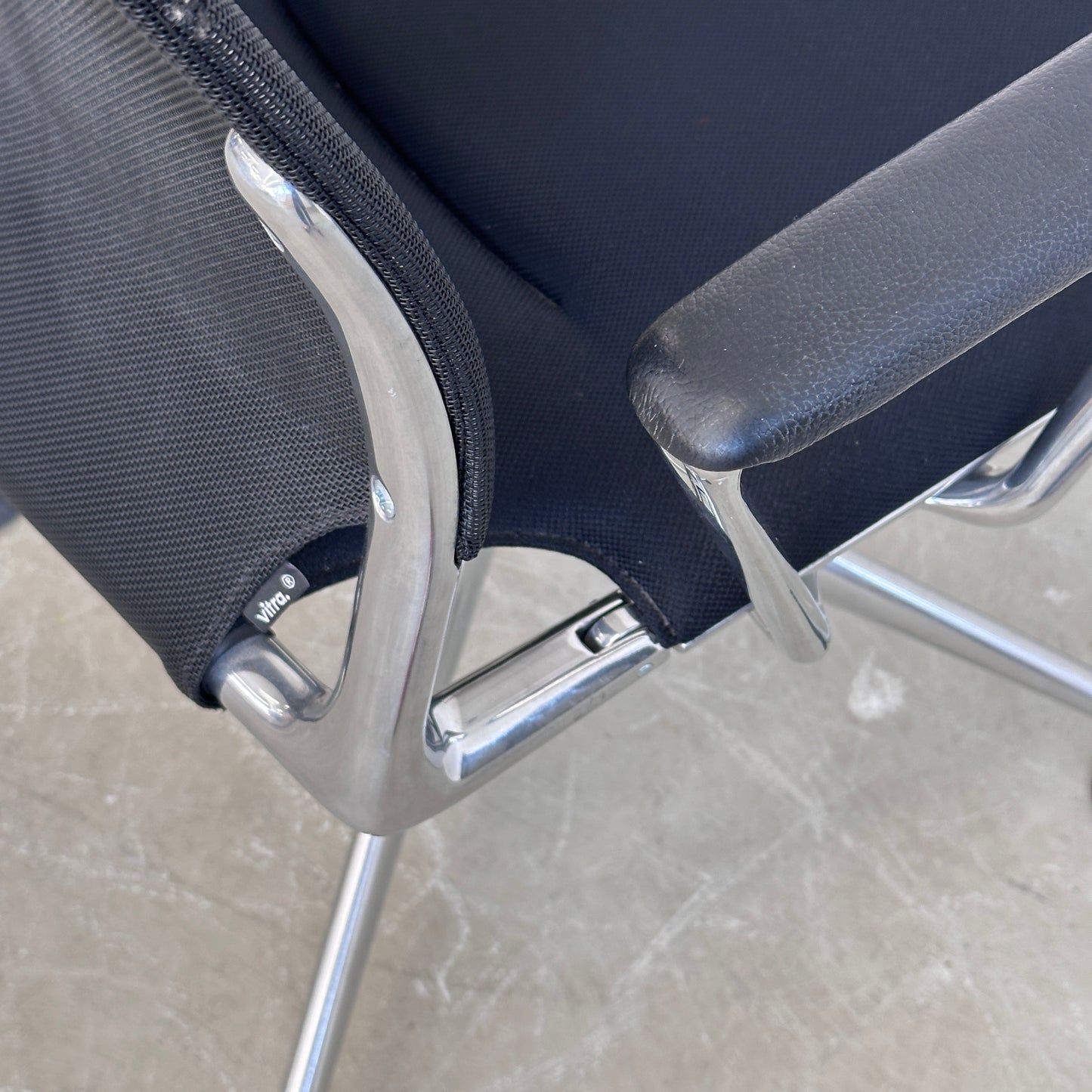 Meda Chair Armlehnen Leder ( Netzrückentausch wird gerade geprüft )