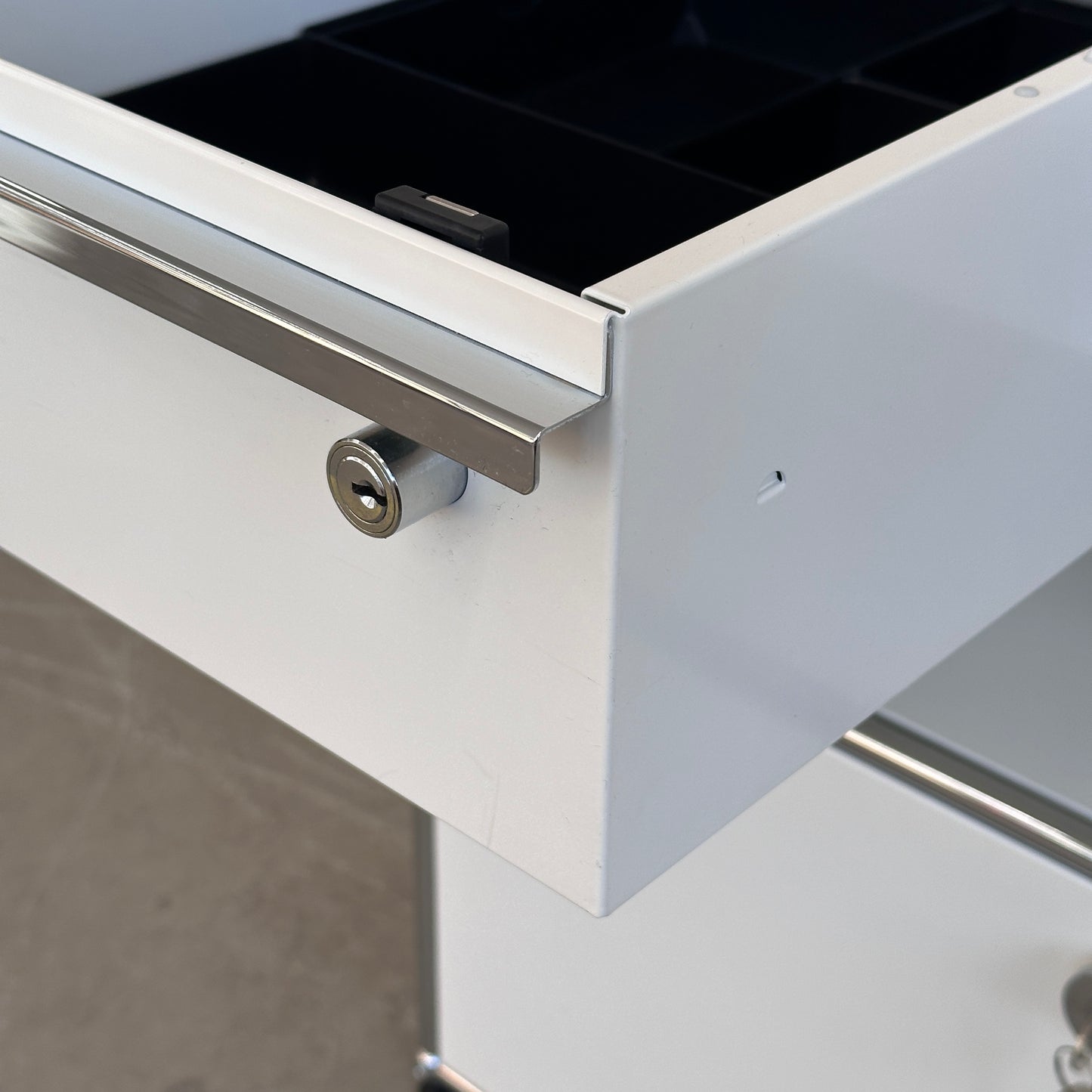 USM Haller Kaffeebar Weiß 1x Klappe 2x Schublade