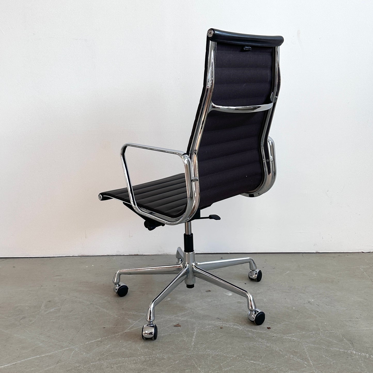 Vitra EA 119 Leder dunkelbraun