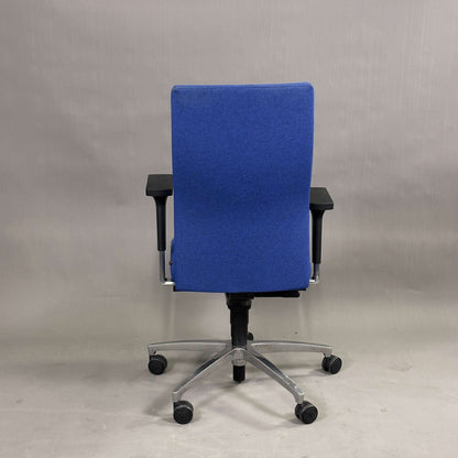 Züco Cuboflex Bürostuhl dunkelblau mit verstellbarer Rückenlehne und 2D Armlehnen, chromfarbenes Fußkreuz
