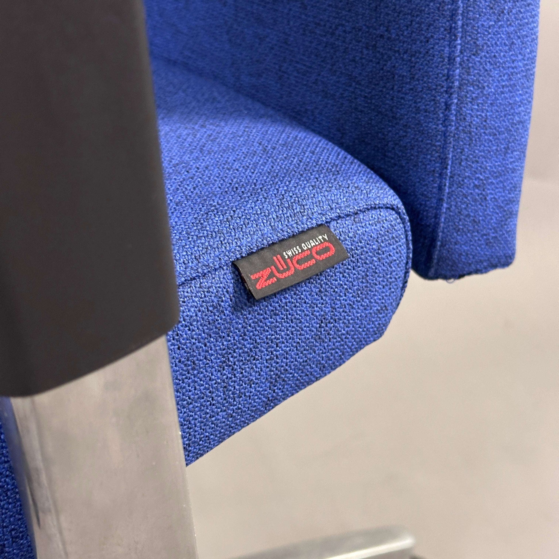 Züco Cuboflex dunkelblauer Stoff Bürostuhl mit Chromfußkreuz und verstellbaren Armlehnen