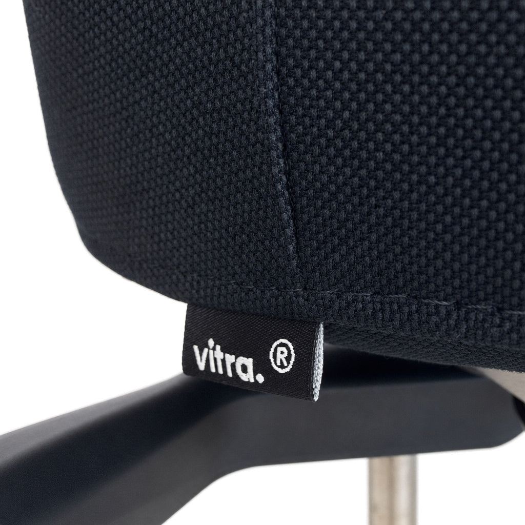 Vitra ID Trim L Stoff schwarz mit Kopfteil und Alufußkreuz