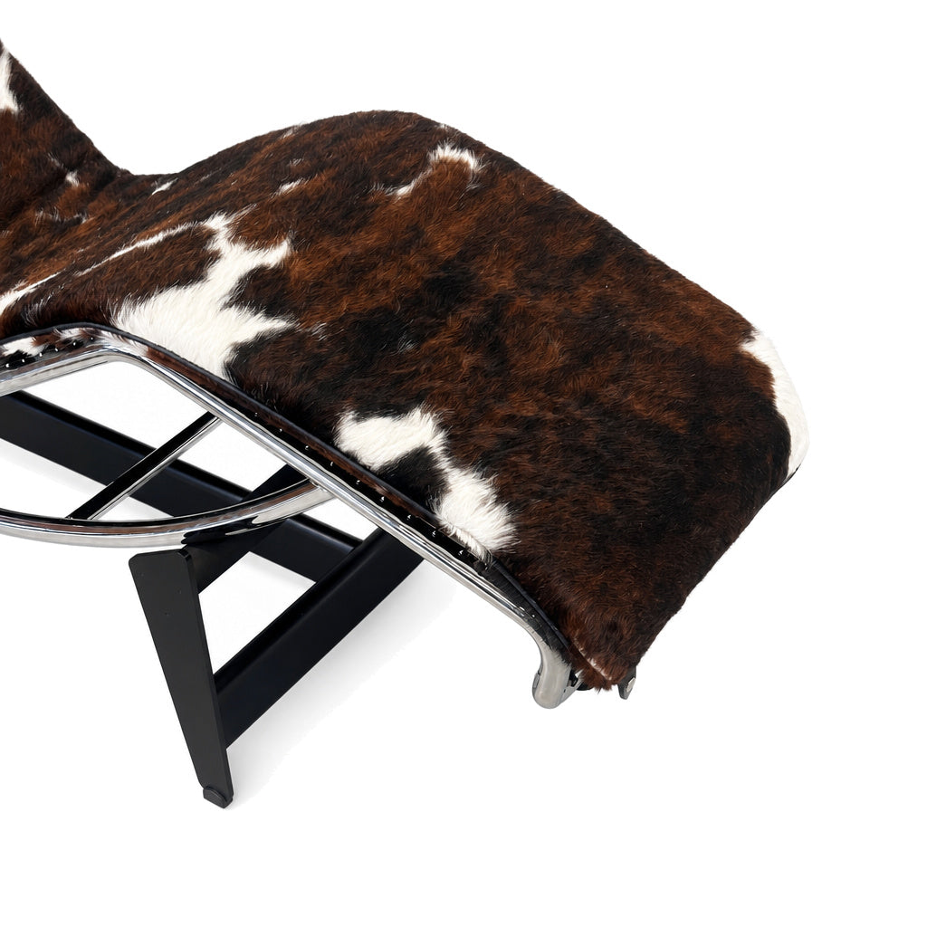 Cassina LC4 Chaiselongue Liege Fell gefleckt