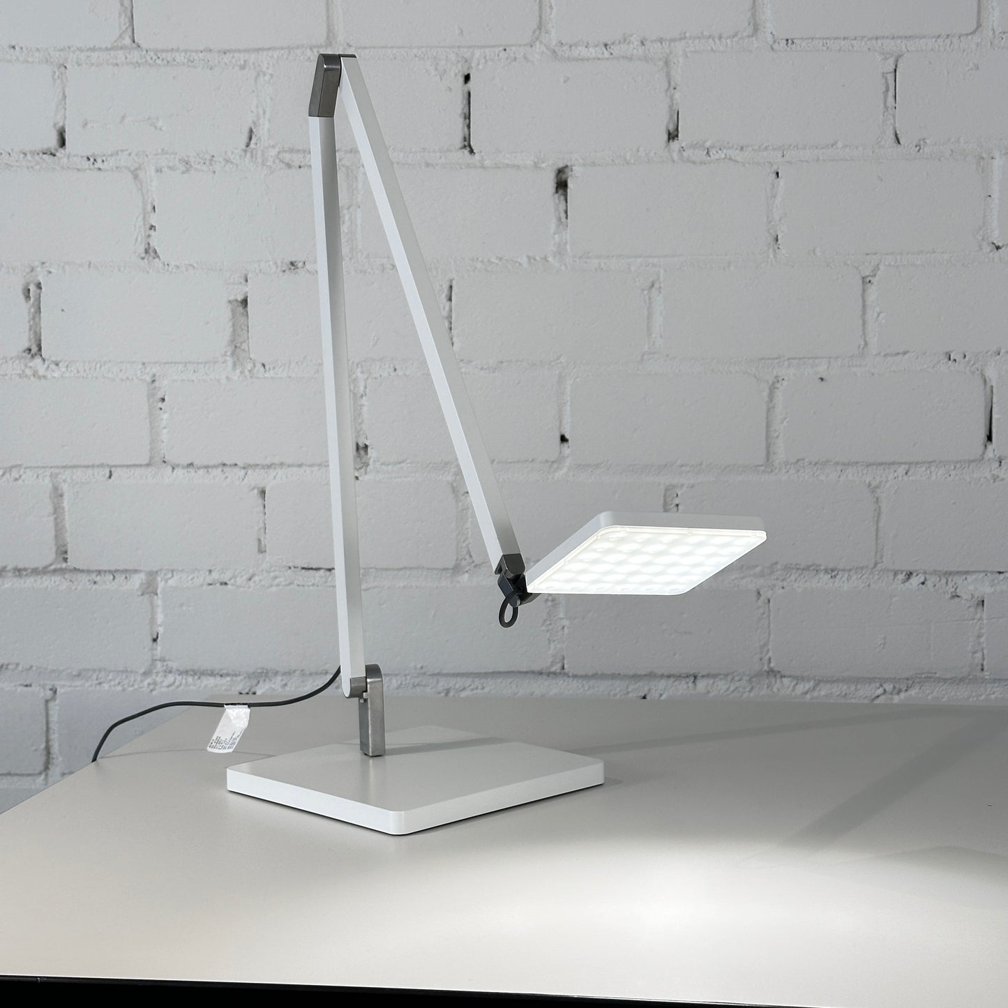 Artikelanlage Arbeitsplatztischleuchte Roxxane Home mit Fußplatte und Konverter Farbe: matt weiß H.537 x T 620mm Fußplatte 205x205mm Leuchtenkopf: L 110xB110mm Lichtfarbe: 4000K_[kein Wert]