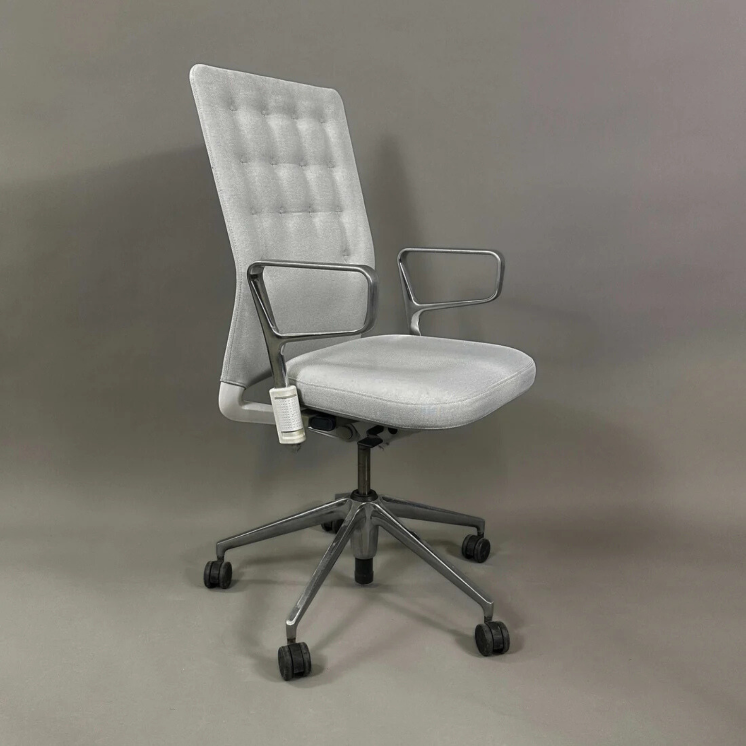 Moderner Vitra ID Trim Schreibtischstuhl in Hellgrau mit Aluminium Ringarmlehnen und verstellbaren Funktionen