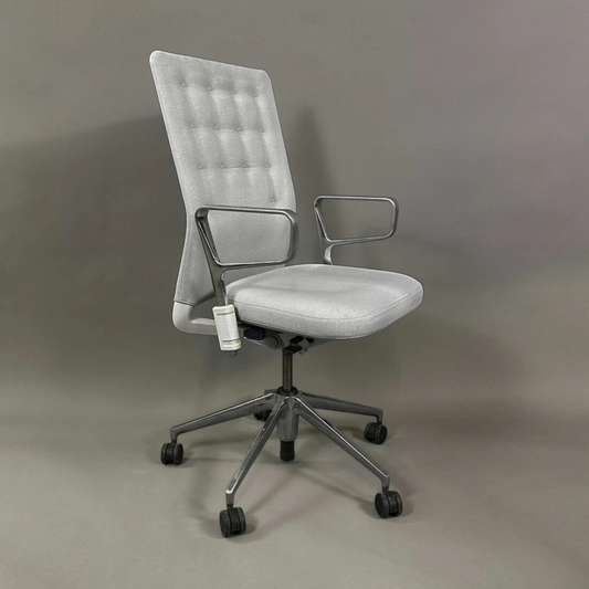 Moderner Vitra ID Trim Schreibtischstuhl in Hellgrau mit Aluminium Ringarmlehnen und verstellbaren Funktionen