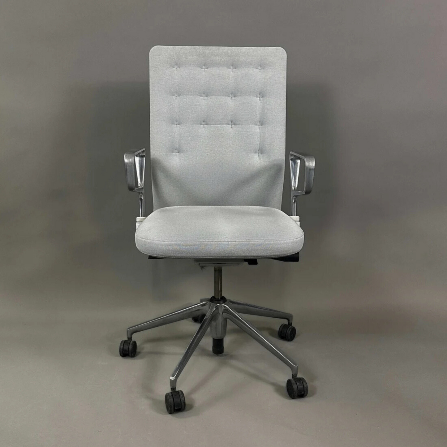 Vitra ID Trim hellgrauer Bürostuhl mit Aluminium Ringarmlehnen und Stoffbezug