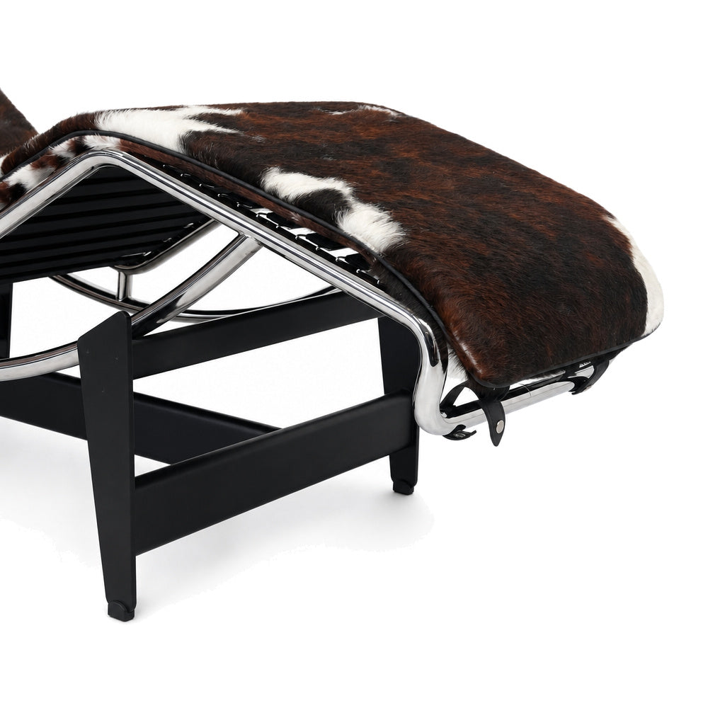Cassina LC4 Chaiselongue Liege Fell gefleckt