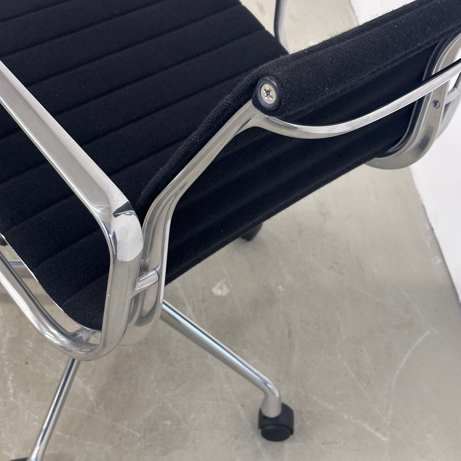 Vitra EA 117 Hopsak schwarz (Alu poliert)