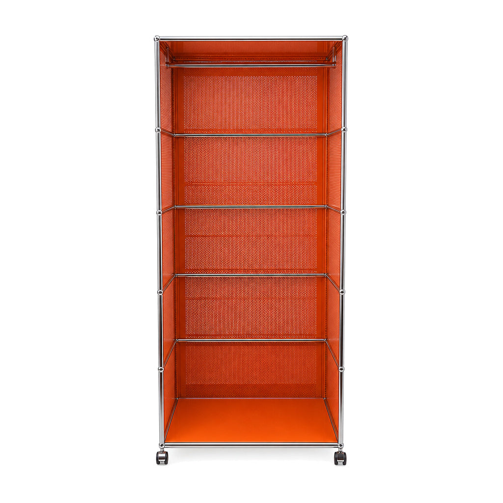 USM Haller Garderobe orange mit perforierten Blechen