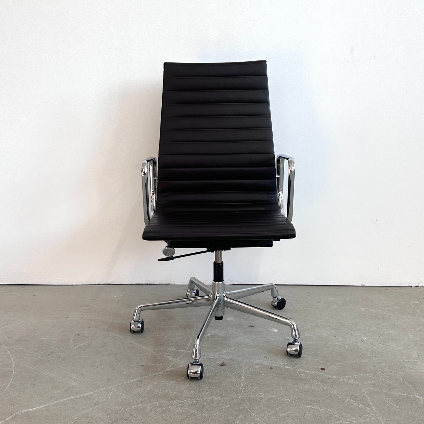 Vitra EA 119 Leder dunkelbraun