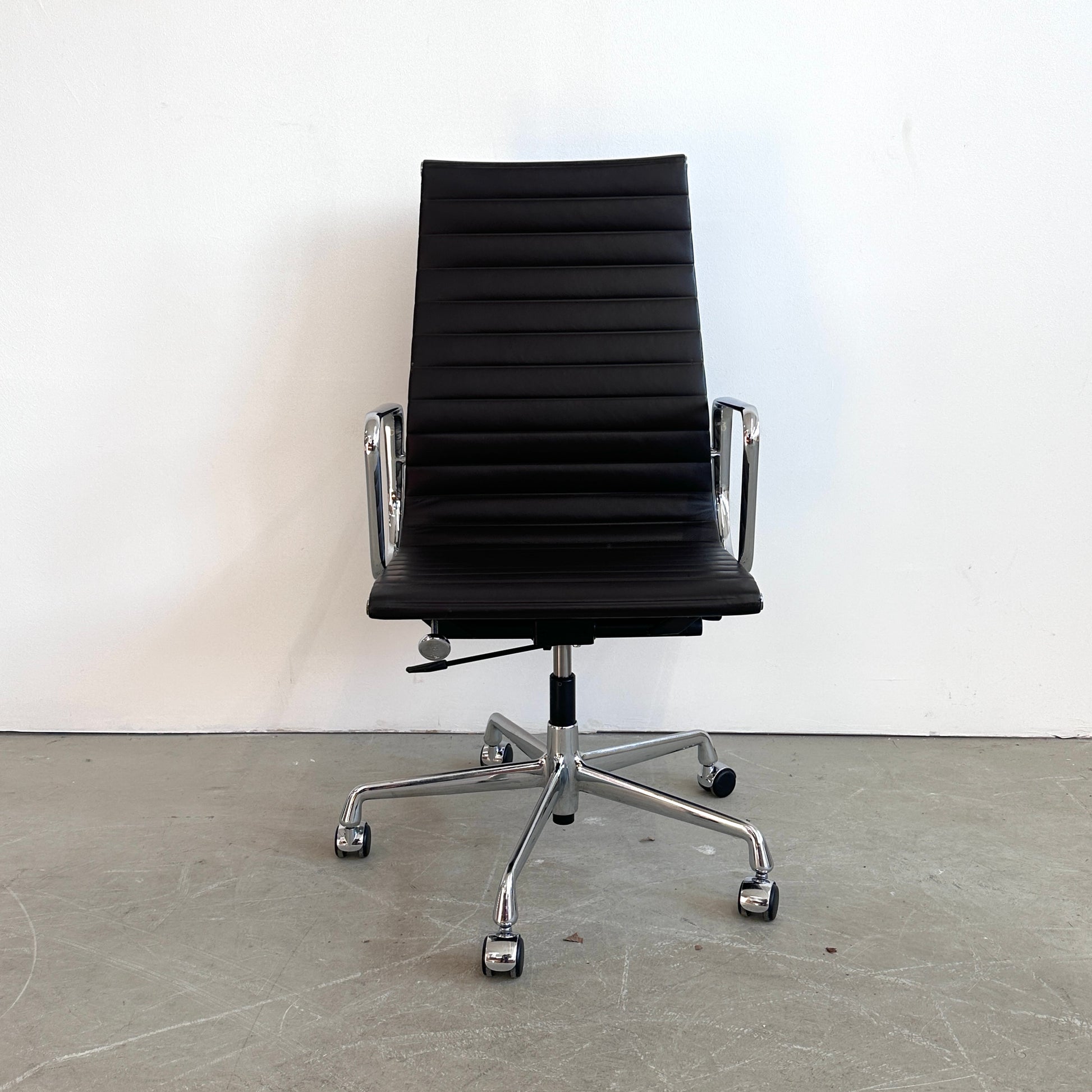 Vitra EA 119 Leder dunkelbraun