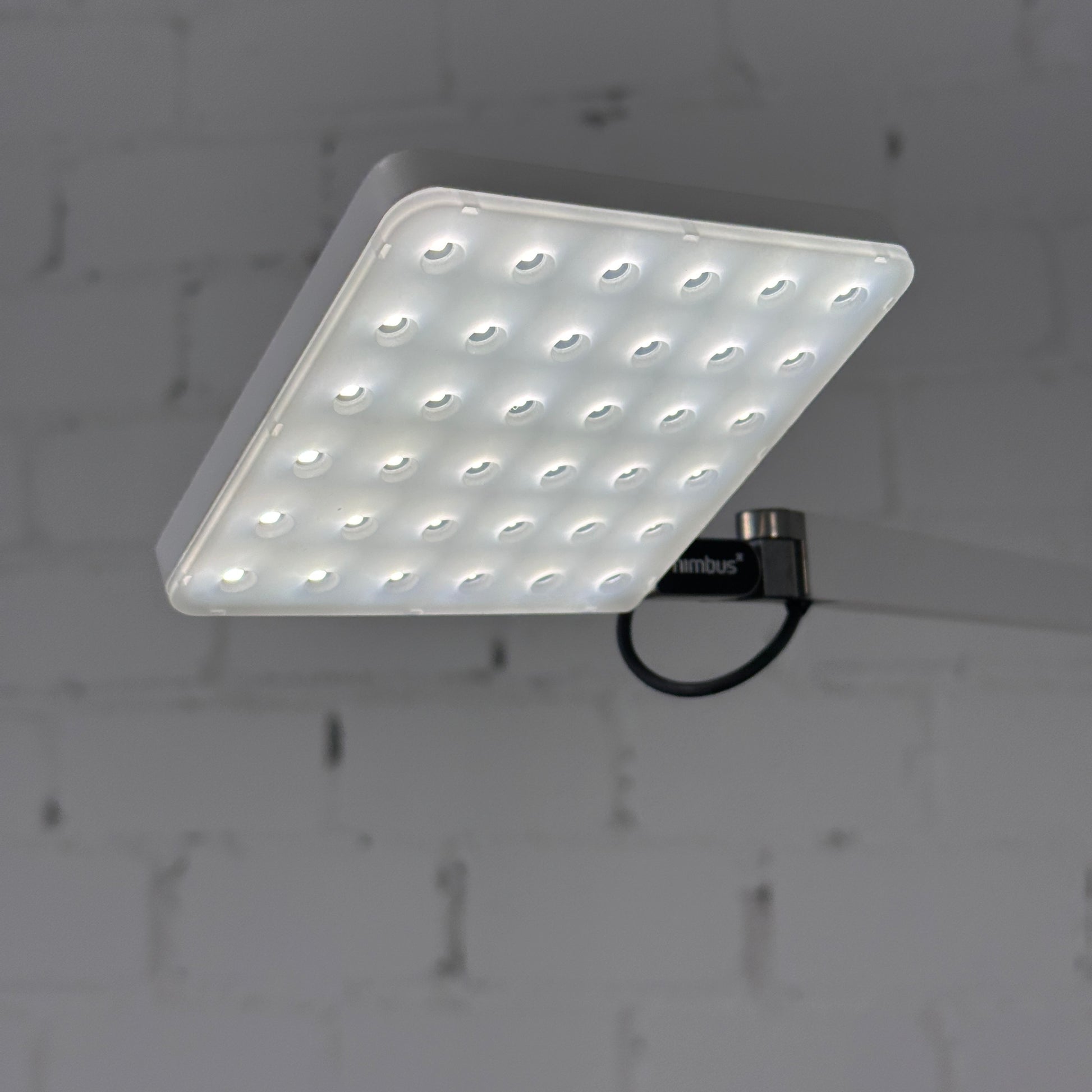 Artikelanlage Arbeitsplatztischleuchte Roxxane Home mit Fußplatte und Konverter Farbe: matt weiß H.537 x T 620mm Fußplatte 205x205mm Leuchtenkopf: L 110xB110mm Lichtfarbe: 4000K_[kein Wert]