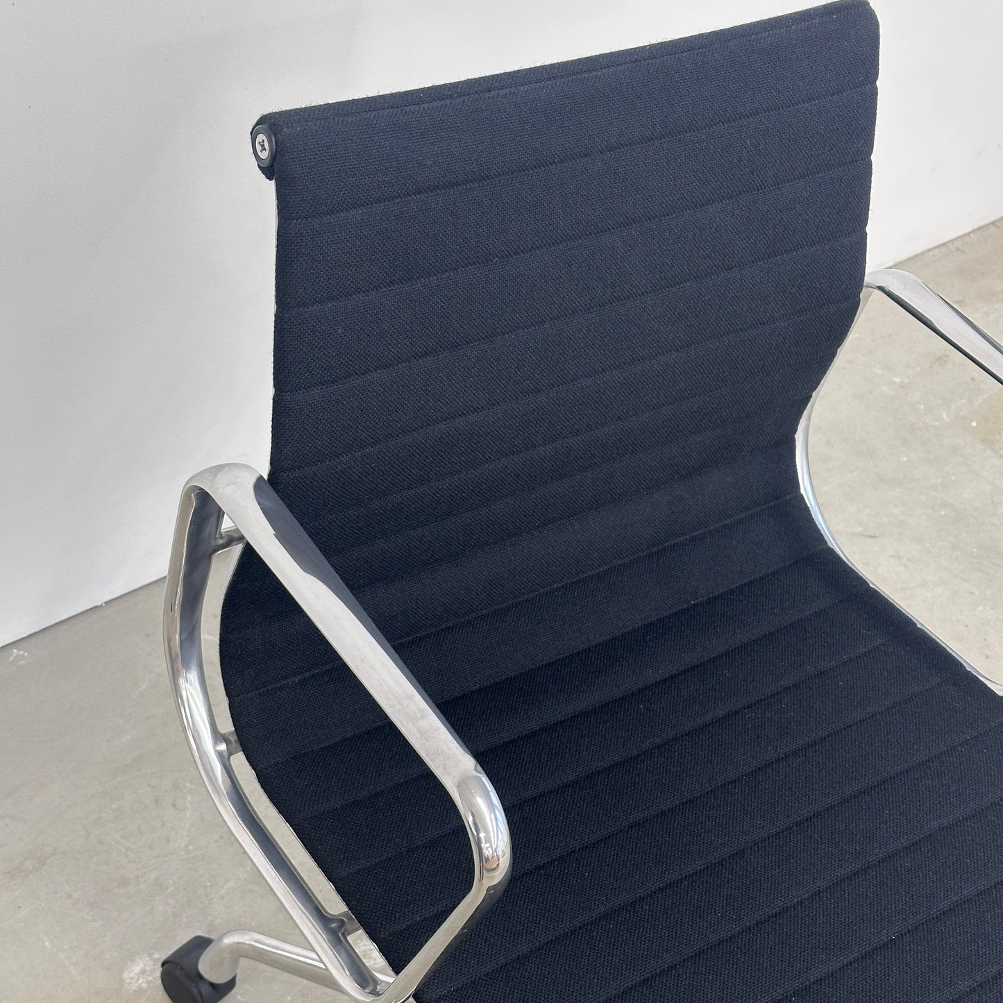 Vitra EA 117 Hopsak schwarz (Alu poliert)