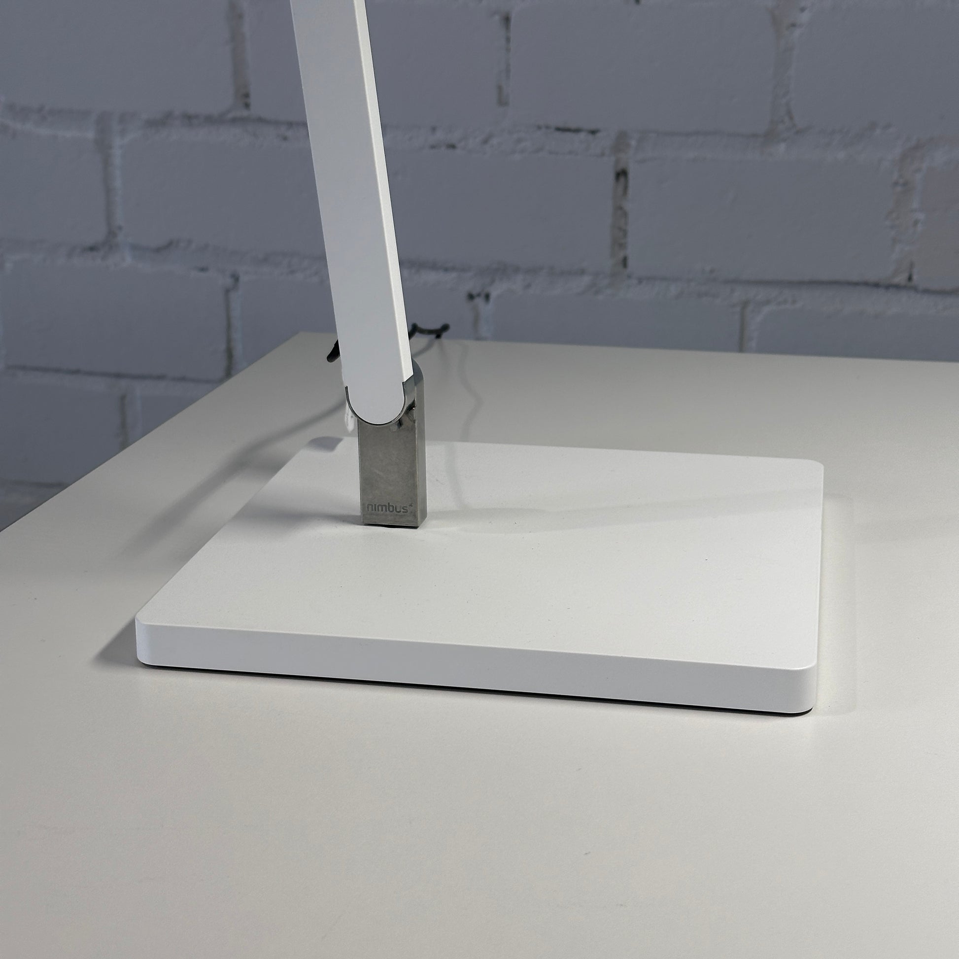 Artikelanlage Roxxane Office mit Fußplatte und Konverter Farbe: matt weiß H760x T583mm Leuchtenopf: L 370 x B 75mm Lichtfarbe: 4000 Kelvin_[kein Wert]