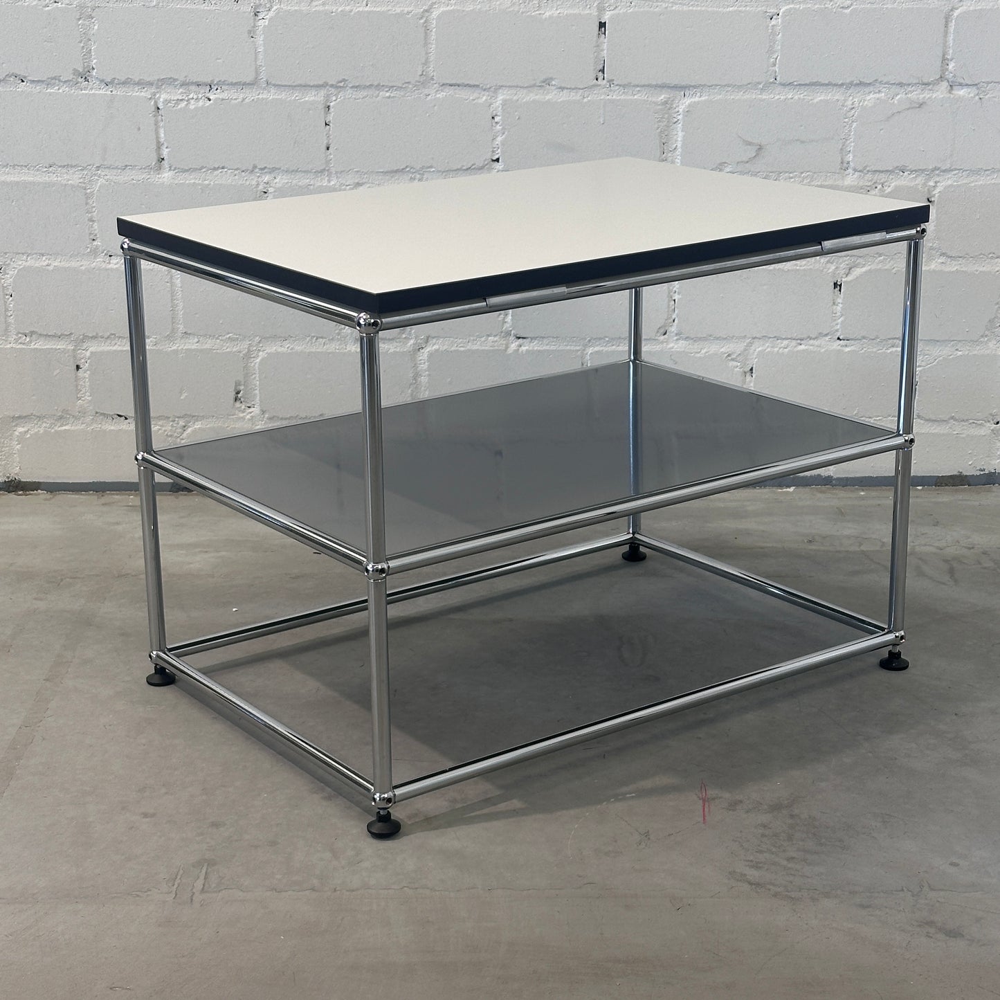 USM Haller Beistelltisch 75x50 mittelgrau / weiß