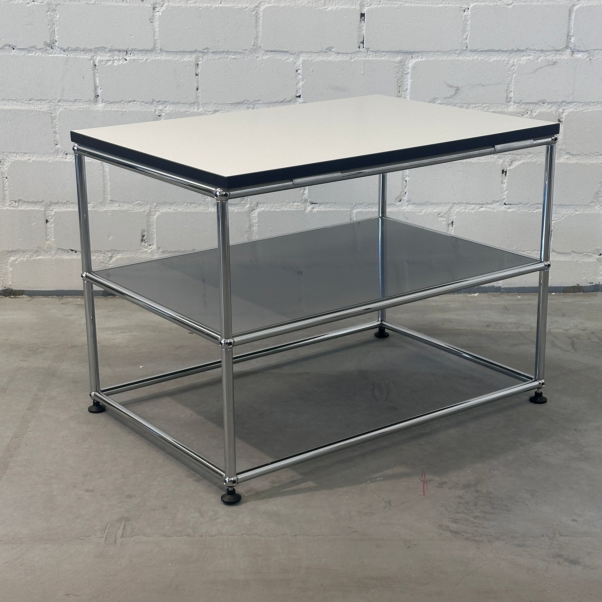 USM Haller Beistelltisch 75x50 mittelgrau / weiß