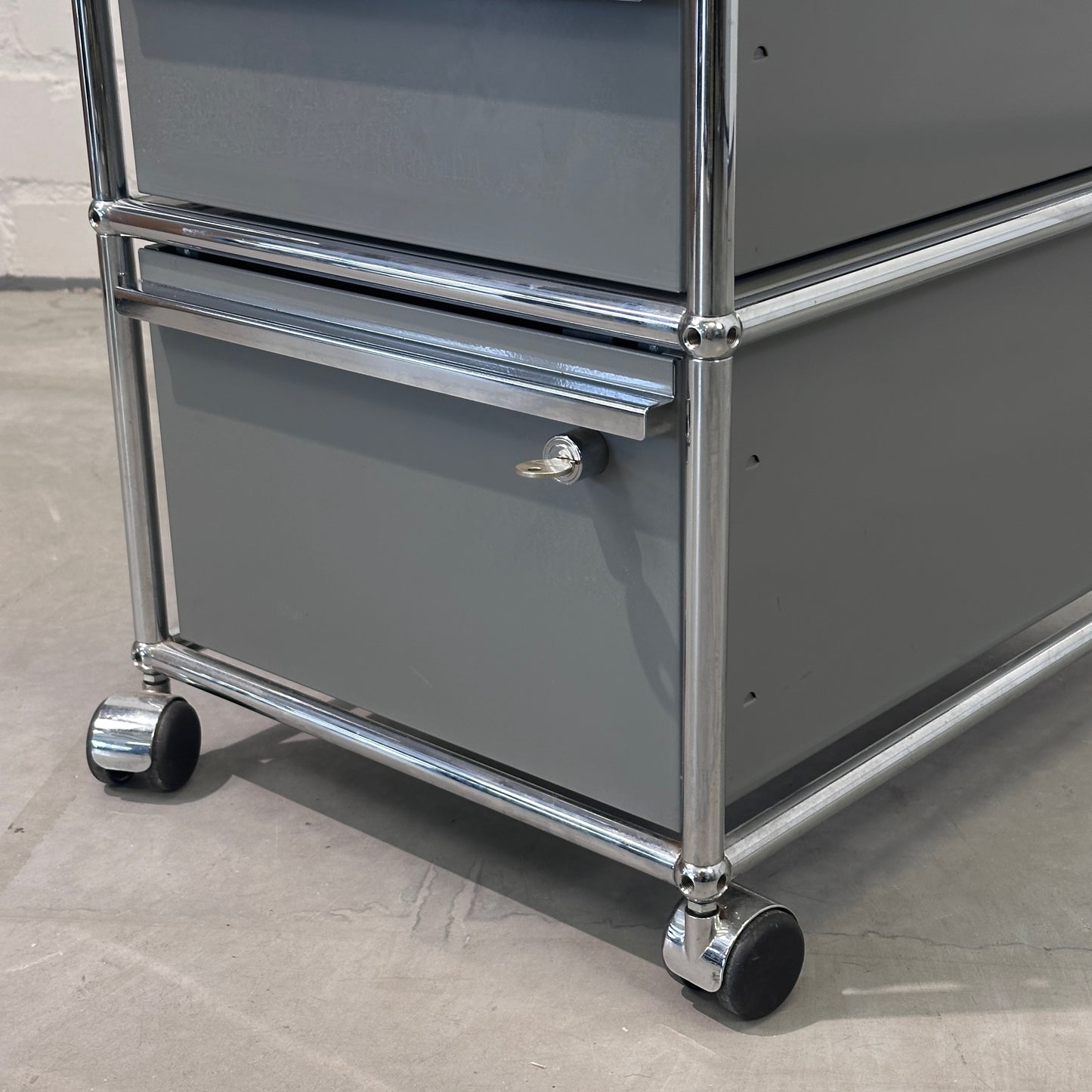 USM Haller Rollcontainer Mittelgrau 3 Auszüge 1x Schloss [AKTION -50€ ➜ GWG<800€]