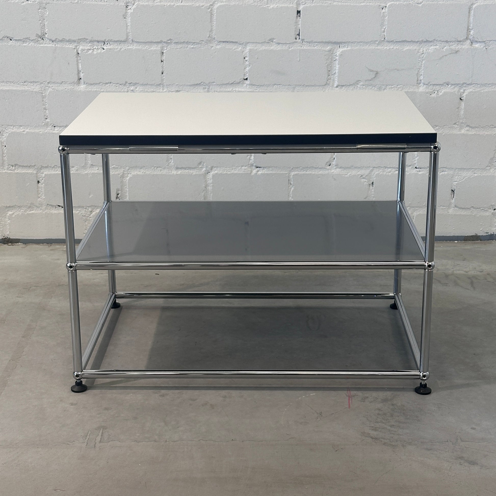 USM Haller Beistelltisch 75x50 mittelgrau / weiß