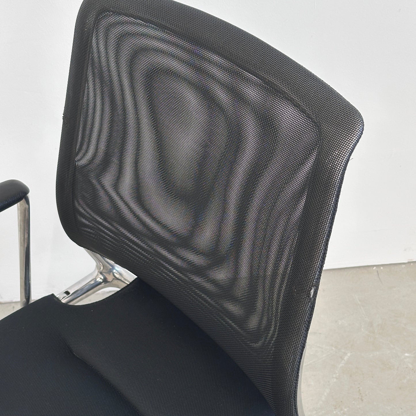 Meda Chair Armlehnen Leder ( Netzrückentausch wird gerade geprüft )